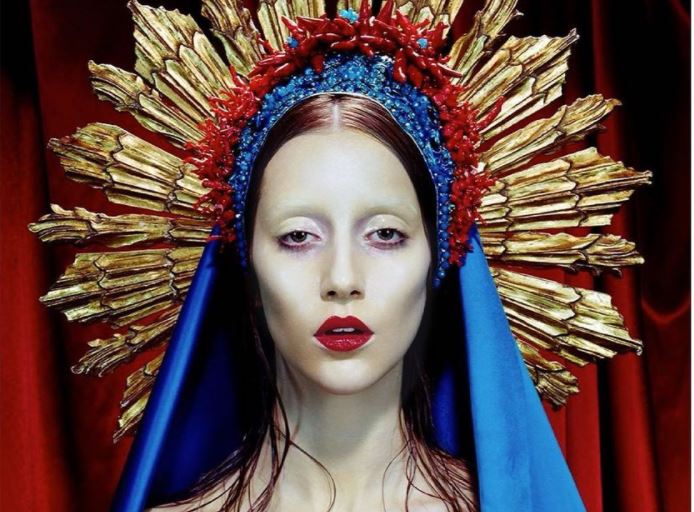 Έκθεση για τον γκλαμ κόσμο του Miles Aldridge