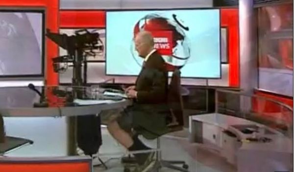 BBC: Οι κάμερες «αποκάλυψαν» πώς ήταν ντυμένος ο παρουσιαστής κάτω από το γραφείο