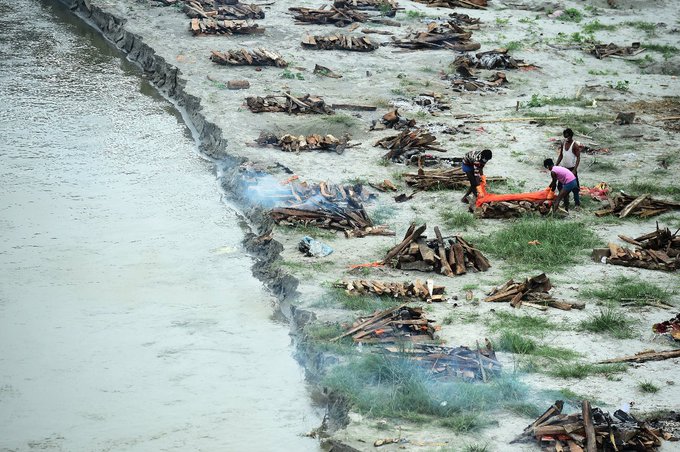 Ινδία: Εκατοντάδες σοροί θυμάτων κοροναϊού ξεβράστηκαν στον Γάγγη