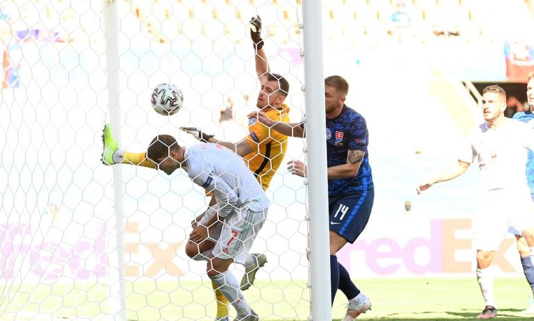 Σλοβακία – Ισπανία: To αυτογκόλ του… αιώνα από τον Ντουμπράβκα! (vid)