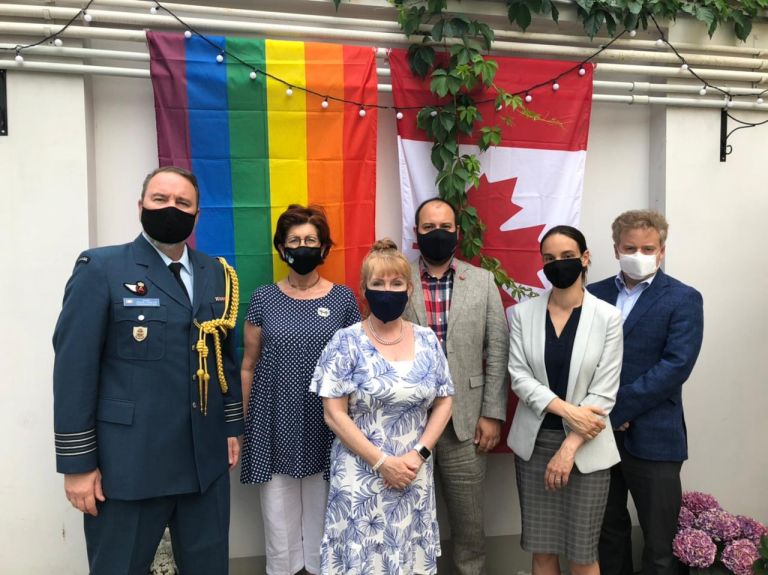 Ρωσία: Τη σημαία του ουράνιου τόξου ύψωσαν οι πρεσβείες ΗΠΑ, Καναδά και Βρετανίας στη Μόσχα