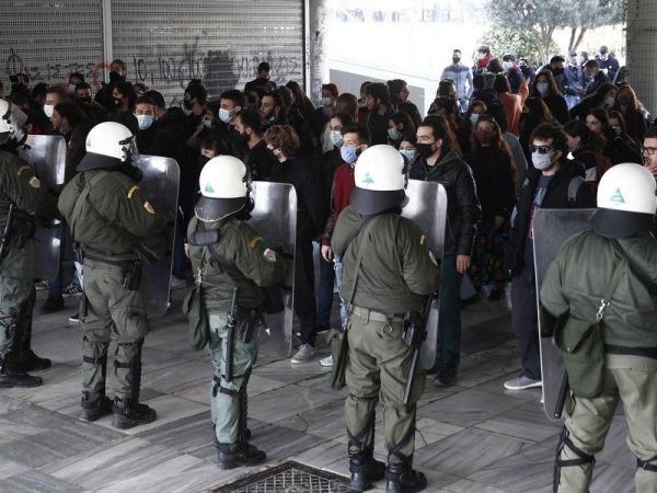 Θεσσαλονίκη: Νέα ένταση μεταξύ φοιτητών και ΜΑΤ στο ΑΠΘ – «Έχουμε καταντήσει σεκιούριτι» λένε οι αστυνομικοί