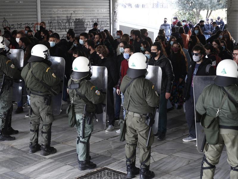 Θεσσαλονίκη: Νέα ένταση μεταξύ φοιτητών και ΜΑΤ στο ΑΠΘ - «Έχουμε καταντήσει σεκιούριτι» λένε οι αστυνομικοί