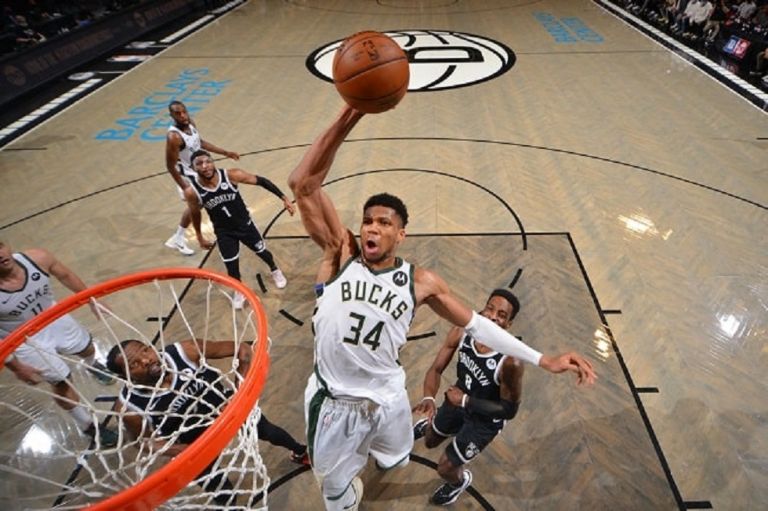 Μπάρκλεϊ: Πιο σκληρά και από τον Τζόρνταν αγωνίζεται ο Αντετοκούνμπο