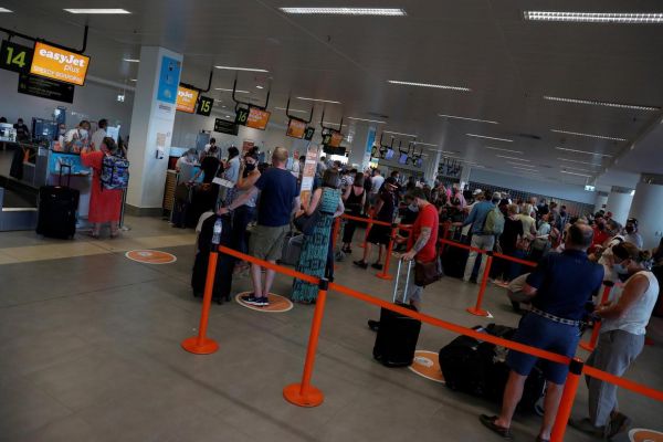 Πορτογαλία: Βρετανοί τουρίστες σπεύδουν να επιστρέψουν στη χώρα τους για να γλυτώσουν την καραντίνα