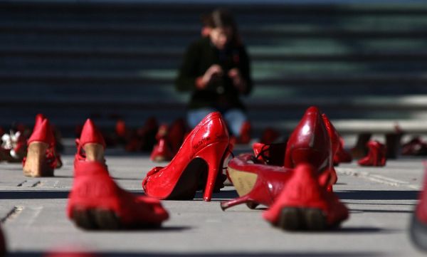 Γλυκά Νερά: Διαμαρτυρία το απόγευμα στο Σύνταγμα στα μαύρα και κεριά στη μνήμη της Καρολάιν