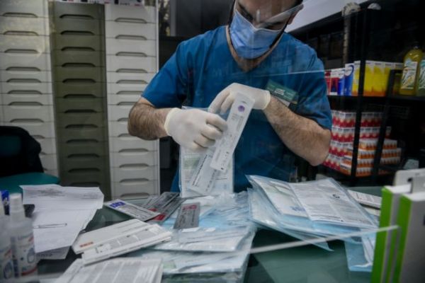 Self test: Τρεις συσκευασίες θα προμηθεύονται από Δευτέρα οι εργαζόμενοι