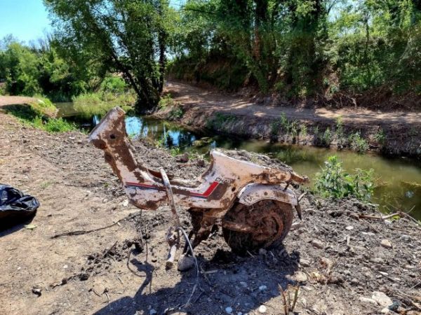Τρίκαλα: Μισό… μηχανάκι, πλαστικό μπουκάλι 40 ετών και 3 τόννοι σκουπίδια από καθαρισμό μιας όχθης ποταμού