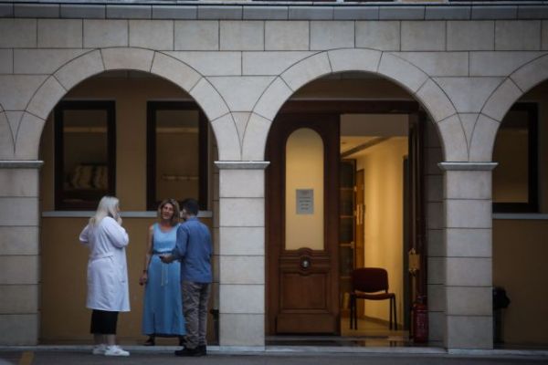 Μονή Πετράκη: Θέμα στα διεθνή ΜΜΕ η επίθεση με καυστικό υγρό σε μητροπολίτες