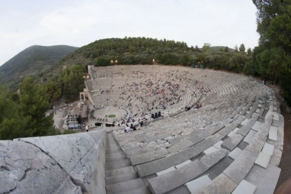 Προνόμια εμβολιασμένων: Ενστάσεις για τον τρόπο ανοίγματος των χώρων εστίασης και των θεάτρων
