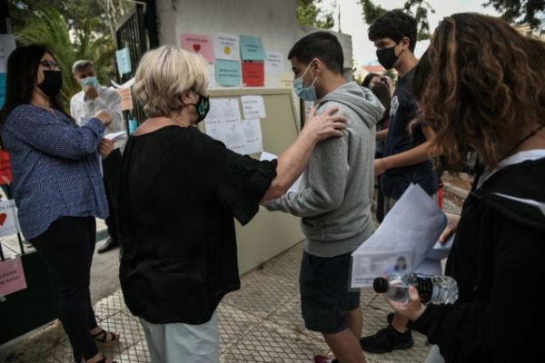 Πανελλαδικές 2021: «Χωρίς προβλήματα μέχρι στιγμής η διεξαγωγή τους»,  λέει η Ζ. Μακρή