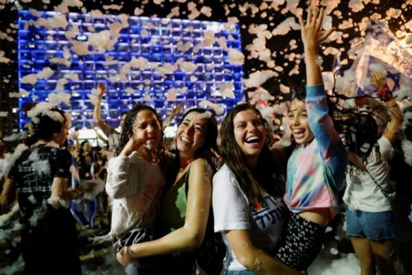 Ισραήλ: Πανηγυρισμοί στο Τελ Αβίβ για τον νέο πρωθυπουργό
