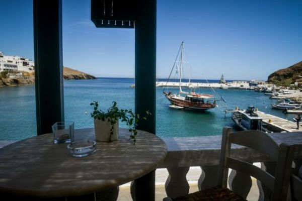 Κοροναϊός: Οι τέσσερις λόγοι στους οποίους οφείλεται η πτωτική πορεία της πανδημίας