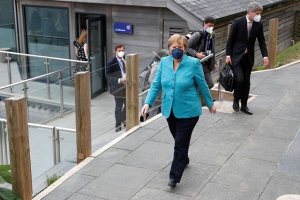 H Μέρκελ δηλώνει ότι θέλει να συνεργαστεί «στενά» με τον νέο πρωθυπουργό του Ισραήλ