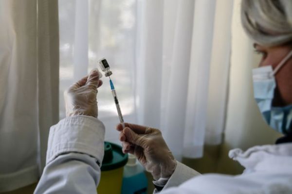 Εμβολιασμός: Ποιοι δεν χρειάζεται να κάνουν δεύτερη δόση