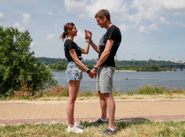 Πέρασαν 123 μέρες δεμένοι με χειροπέδες για να σώσουν τη σχέση τους – Και, φυσικά, χώρισαν