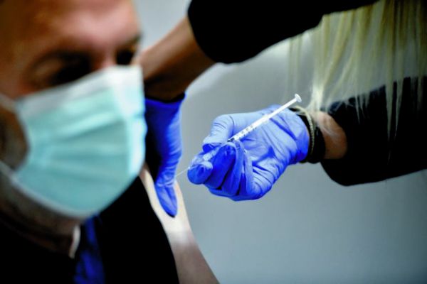 Λινού: Να μην βγάλουμε τις μάσκες στους εξωτερικούς χώρους – «Πολύ μεταδοτική» η μετάλλαξη Δέλτα