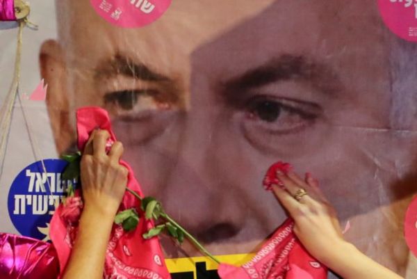 Ισραήλ: Πανηγυρισμοί για το τέλος του Νετανιάχου από την πρωθυπουργία – «Bibi Ciao» από 2.000 διαδηλωτές