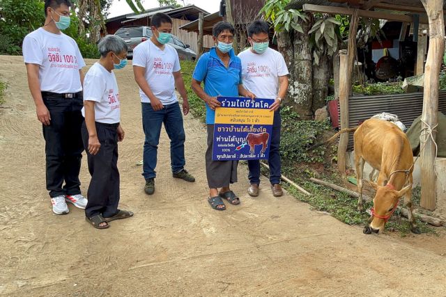 Ασία: Εμβολιαστείτε κατά του κοροναϊού και κερδίστε... κότες, αγελάδες ακόμα και διαμερίσματα