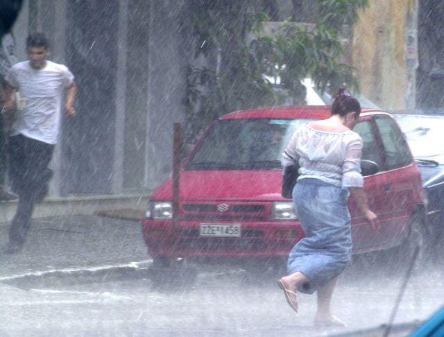 Καιρός: Οδηγίες από την Πολιτική Προστασία για να προστατευτείτε από κεραυνούς και καταιγίδες