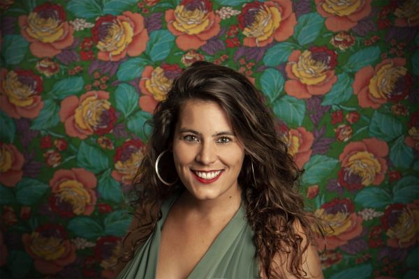 «Λουλούδια στον Κήπο»: Η Κατερίνα Πολέμη παρέα με την κιθάρα και τους φίλους της