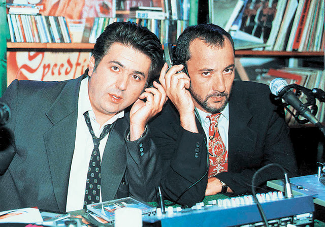 «Είμαστε στον Αέρα»: Η σειρά που… δεν έμοιαζε με τίποτα άλλο στην ελληνική τηλεόραση