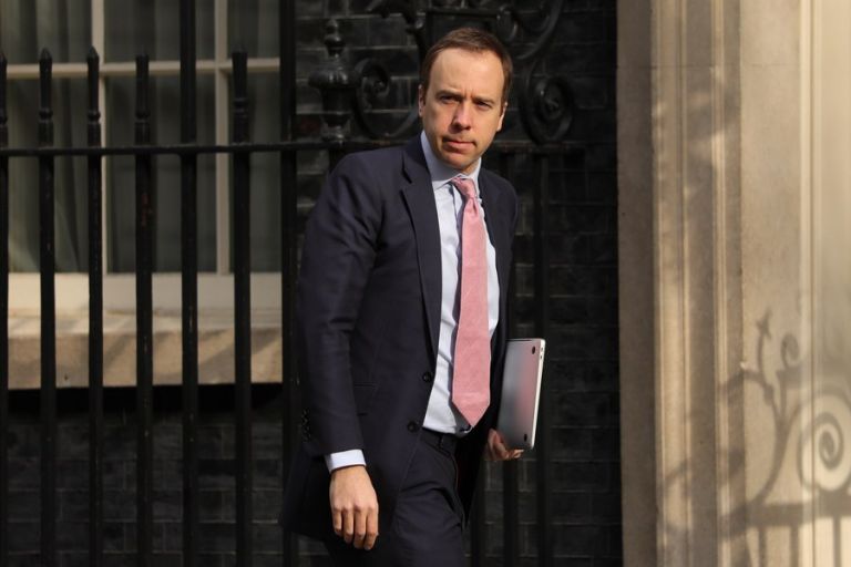 Ματ Χάνκοκ: Εγκατέλειψε το υπουργείο και τη σύζυγό του για να ζήσει με την ερωμένη του