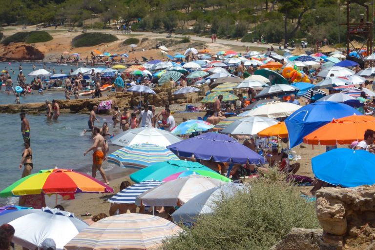 Έτρεξαν στις παραλίες να δροσιστούν οι Αθηναίοι μετά τα «39άρια»