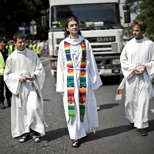 Πολωνία: Ένας ιερέας στην «κεφαλή» του αγώνα για τα δικαιώματα των ΛΟΑΤΚΙ+