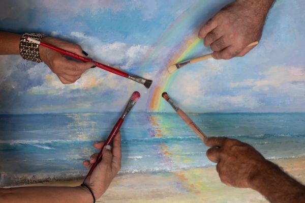 Διάθλαση Φωτός: Μια άκρως καλοκαιρινή έκθεση ζωγραφικής από τέσσερις φίλους στη Μήλο