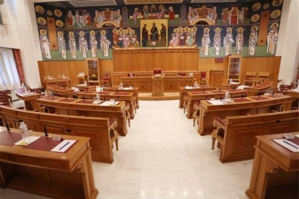 Priest throws acid at bishops on Church Court who defrocked him