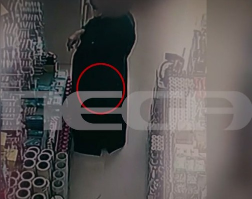 Πόρτο Ράφτη: Ηλικιωμένος ρασοφόρος φαίνεται σε βίντεο να κλέβει σε χρωματοπωλείο