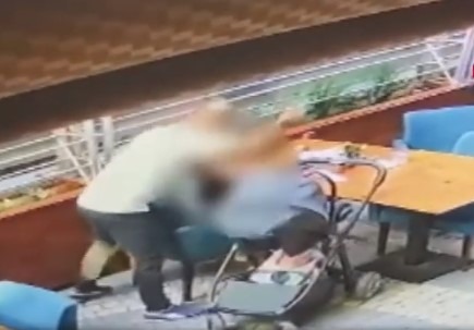 Τουρκία: Βίντεο σοκ – Επιτέθηκε στην πρώην σύζυγό του μέσα σε καφετέρια μπροστά στο παιδί τους