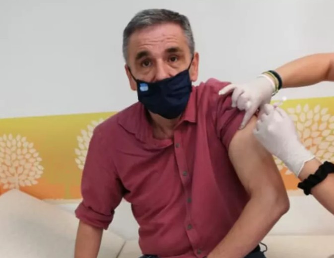 Ευκλείδης Τσακαλώτος: Εμβολιάστηκε και... πέταξε καρφιά κατά του Κυριάκου Μητσοτάκη