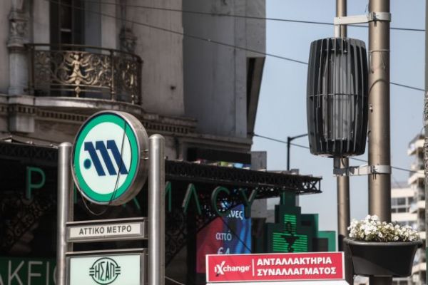 Βόλτα στην Ομόνοια για… καθαρό αέρα – Πώς λειτουργούν οι συσκευές που καθαρίζουν τον αέρα