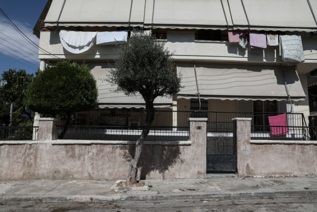 Εγκλημα στην Αγία Βαρβάρα: «Είμαστε η φωνή της μάνας μας» – Με λυγμούς στα δικαστήρια ο αδελφός της