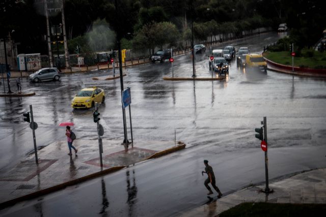 Καιρός: Βούλιαξε η Αθήνα από τη μπόρα – «Ποτάμια» κεντρικοί δρόμοι, δεκάδες κλήσεις για παροχή βοήθειας