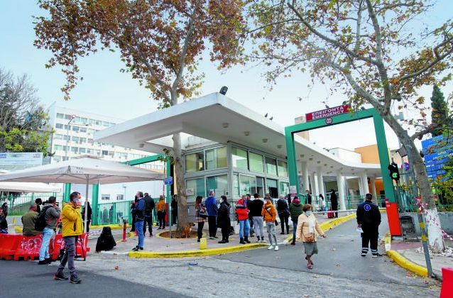 Κοροναϊός: Ανεμβολίαστο το 98% όσων πέθαναν την τελευταία εβδομάδα – Πότε θα πέσουν κάτω από 200 οι διασωληνωμένοι