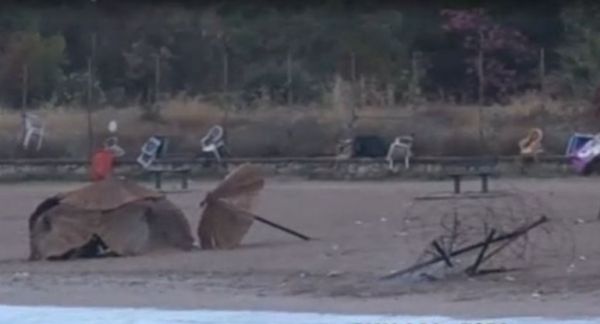Γλυφάδα: Έβαλαν φωτιά σε ομπρέλες και εκτόξευσαν πέτρες σε πυροσβέστες