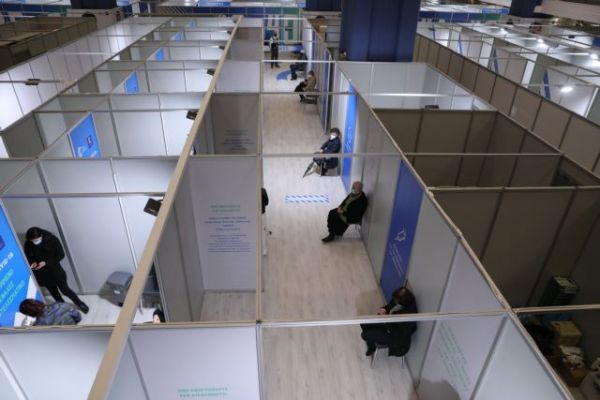 Κοροναϊός: Γυναίκα υποστηρίζει πως… τα έβλεπε όλα διπλά μετά τον εμβολιασμό της