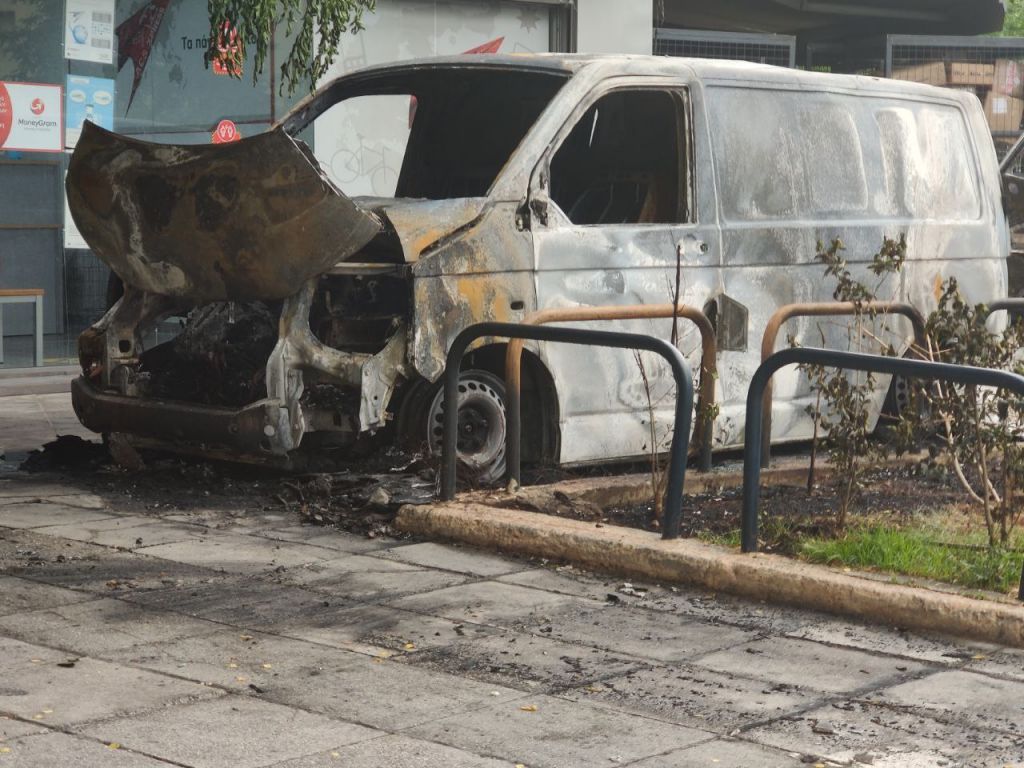 Κυψέλη: Εμπρηστική επίθεση σε εταιρεία ταχυμεταφορών – Κάηκαν ολοσχερώς οχήματα
