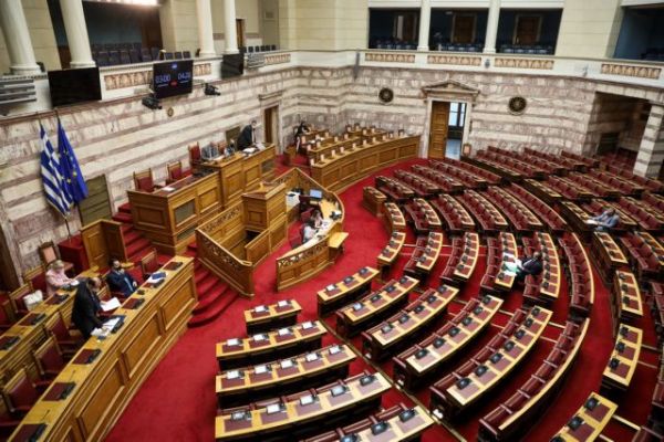 Βουλή: «Μάχη» πολιτικών αρχηγών για το εργασιακό νομοσχέδιο