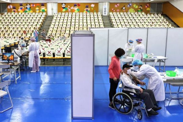 Κοροναϊός: Πώς «κινούνται» τα αντισώματα σε εμβολιασμένους – Τι δείχνει νέα έρευνα