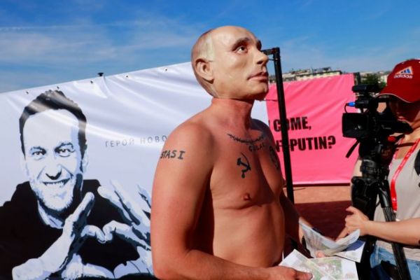 O «Πούτιν» διαδηλώνει στη Γενεύη υπέρ της… απελευθέρωσης του Ναβάλνι
