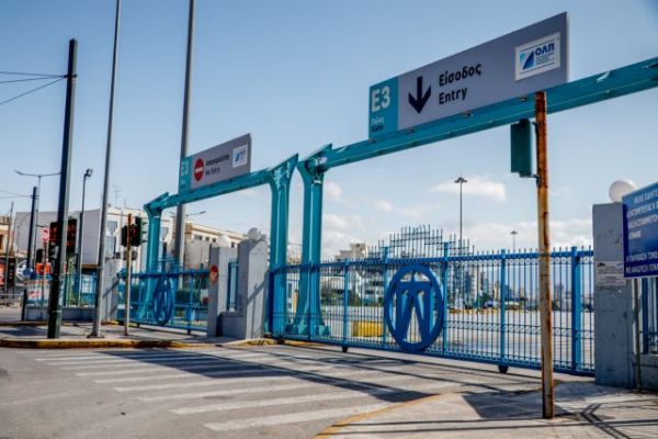 Συναγερμός στον Πειραιά: Έπεσε αυτοκίνητο στο λιμάνι