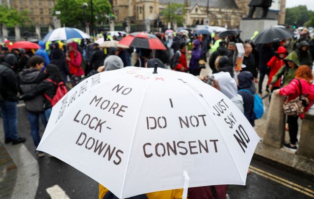 Κοροναϊός: Χιλιάδες διαδηλωτές κατά των lockdown κατέκλυσαν τους δρόμους του Λονδίνου