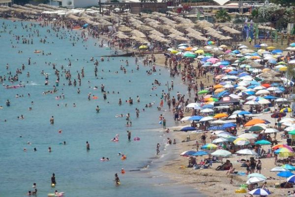 Ανάσες δροσιάς σε κοντινές παραλίες αναζήτησαν Αθηναίοι και Θεσσαλονικείς