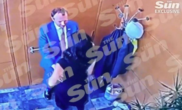 Το ροζ σκάνδαλο «έφαγε» τον υπουργό Υγείας της Βρετανίας εν μέσω πανδημίας