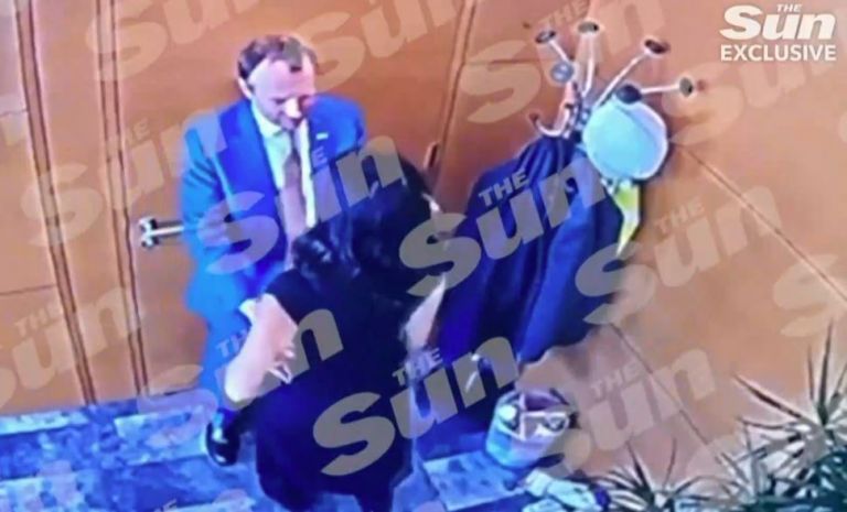 Το ροζ σκάνδαλο «έφαγε» τον υπουργό Υγείας της Βρετανίας εν μέσω πανδημίας