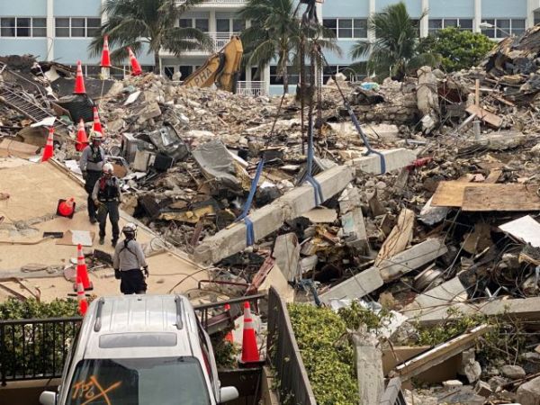 Κατάρρευση κτιρίου στο Μαϊάμι: 12 νεκροί, δεκάδες αγνοούμενοι – Στον τόπο της τραγωδίας ο Μπάιντεν